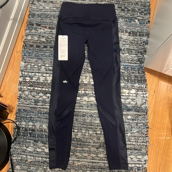 ALO epic legging in rich navy - Picture 6 of 6